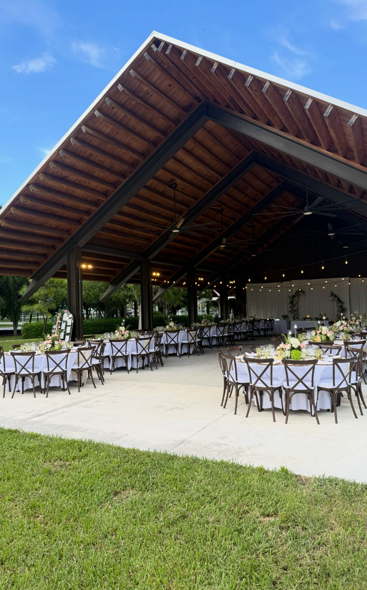 Round Linen Tablecloth 132" (White)